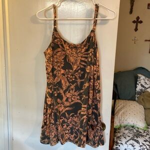 Billabong size 12 spaghetti strap shirt with pockets